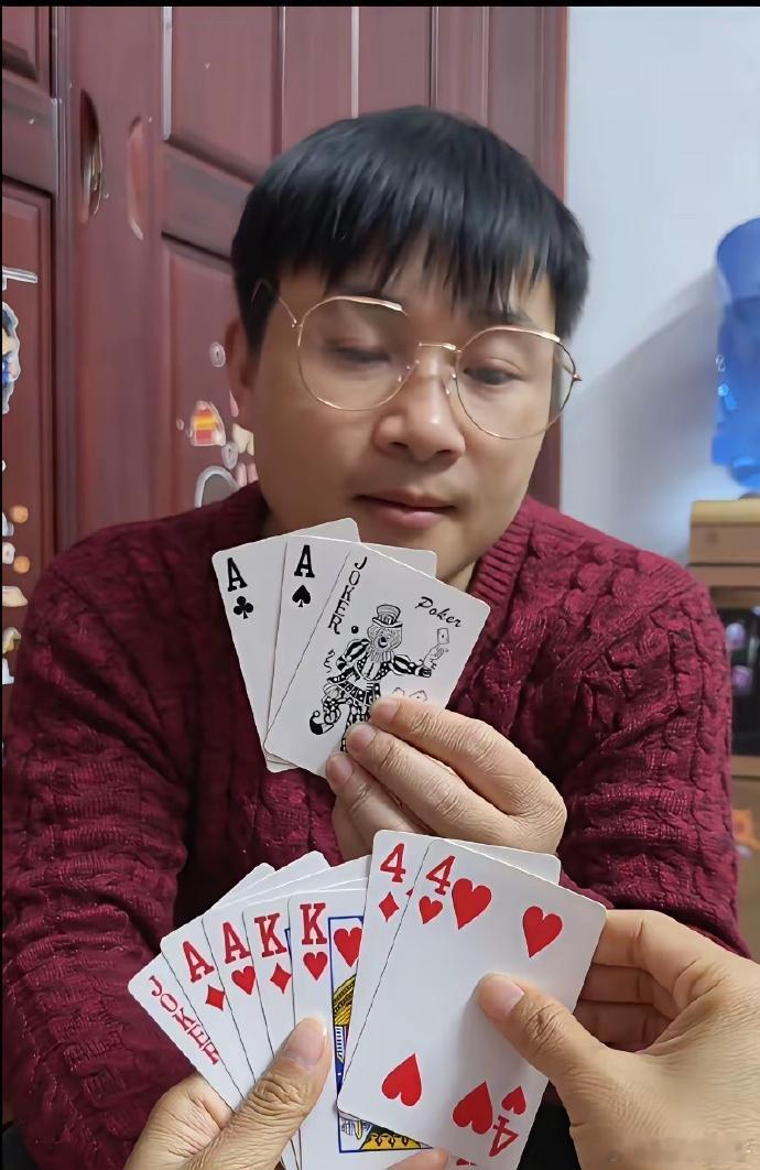 这局扑克牌残局，各种出牌套路全都试过了，怎么打都是必输！上家手握大王 + 双 A