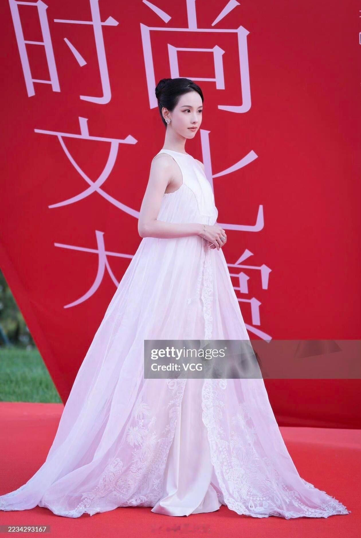 G社是陈都灵站姐吧，好美一株玉兰～ ​​​