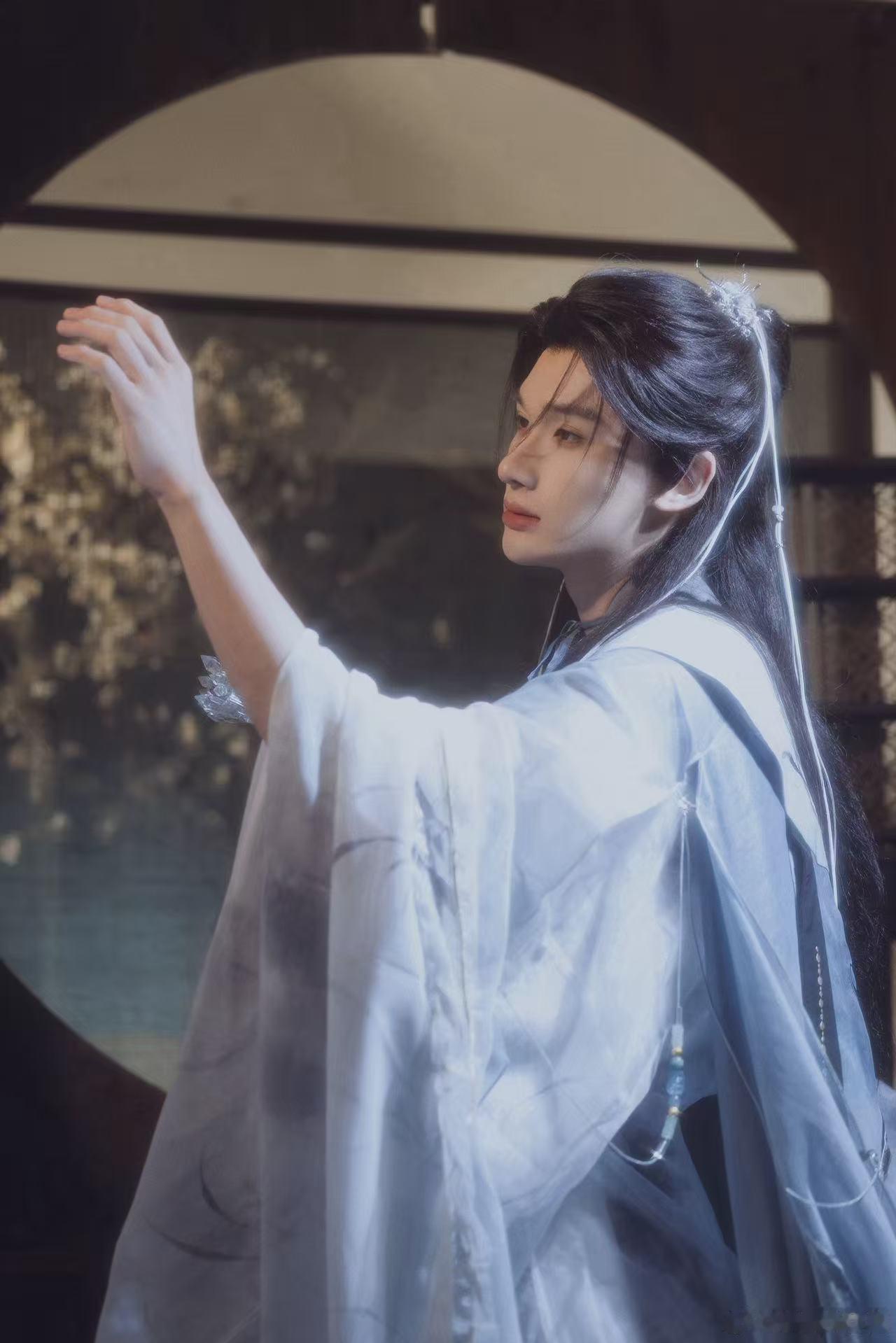 懂事的导演已经给余宇涵递本子了 余宇涵这段古风剑生内容完成度很高，从神态到整体感