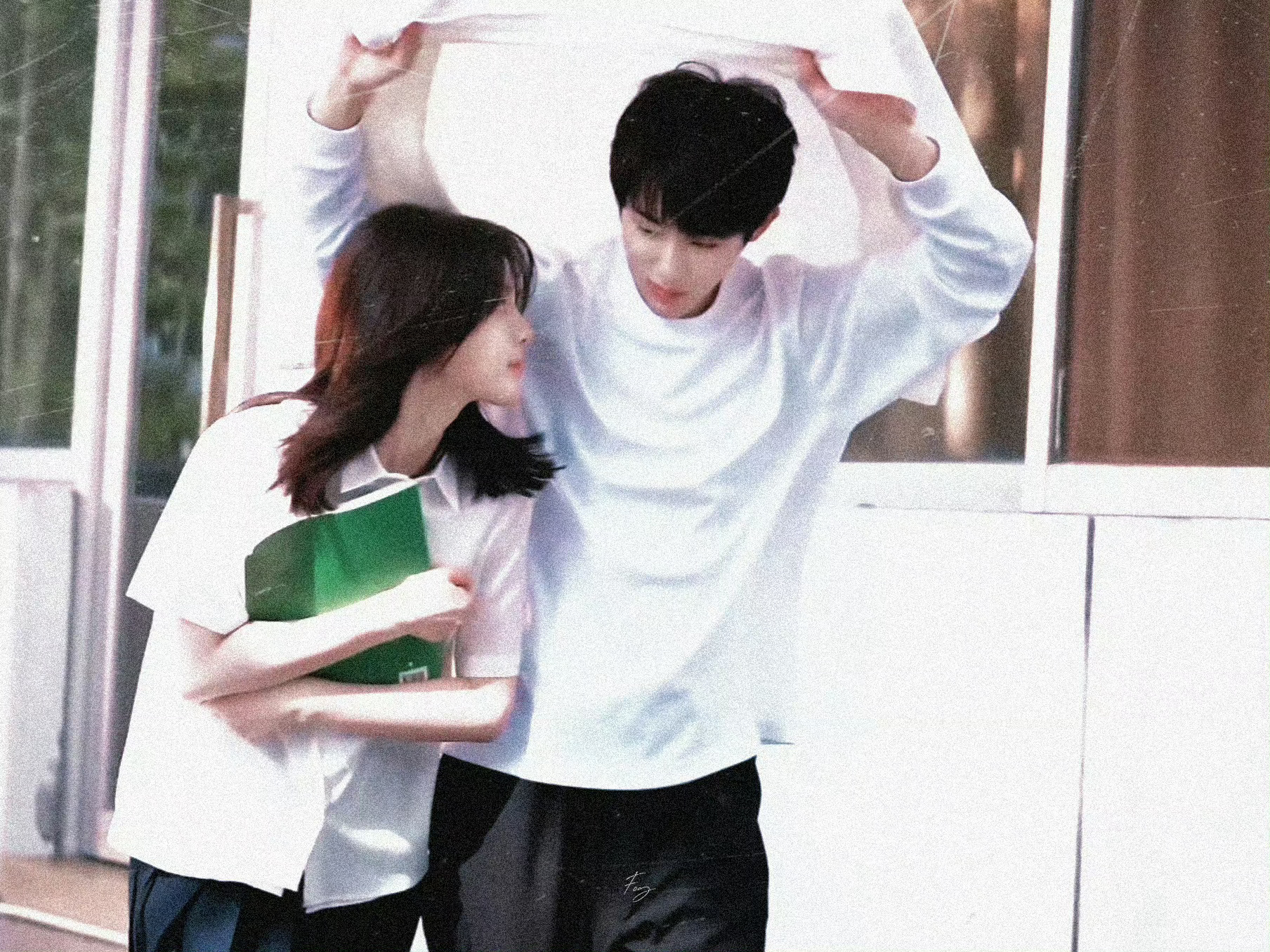 董思成杨超越太阳雨路透实在是太有氛围感了！好像小说直接照进现实一样