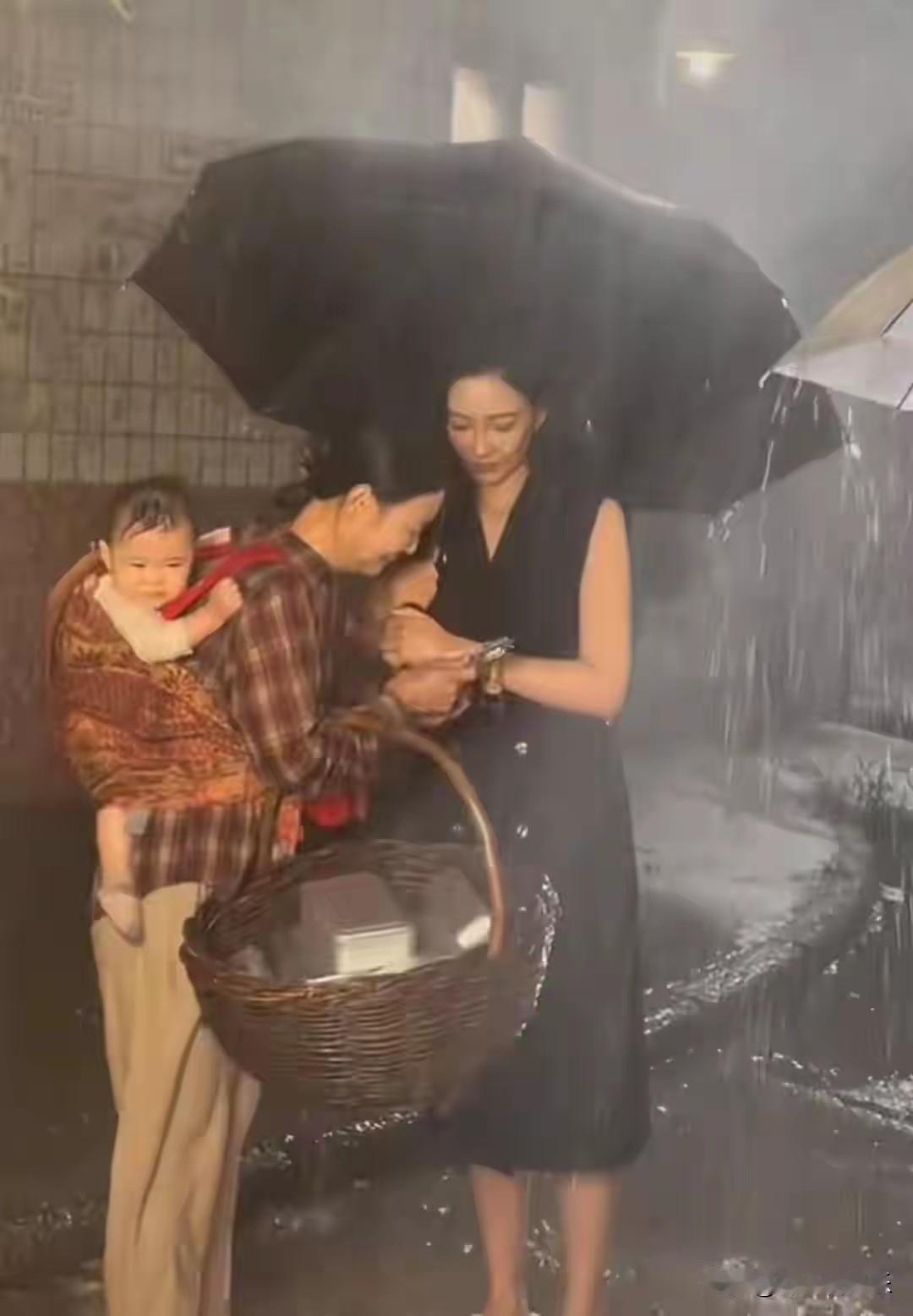 2026年1月17日夜间，短剧演员邢昀在社交平台发文，实名揭露某剧组在深夜拍摄雨