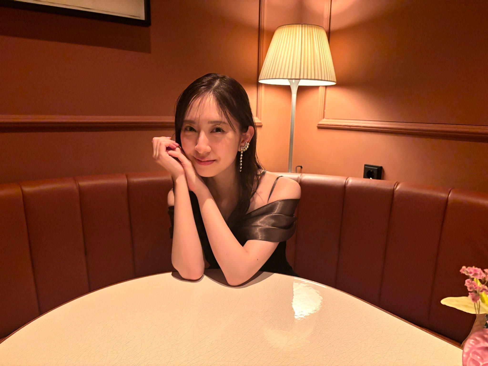 金村美玖[超话]金村美玖 🍣オフショット公開🍣ウィーンのホテルのバーにて🍸