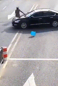 一名男子骑摩托车正常直行，途经岔路口时，一辆黑色轿车未观察主路车流，斜向驶入主干