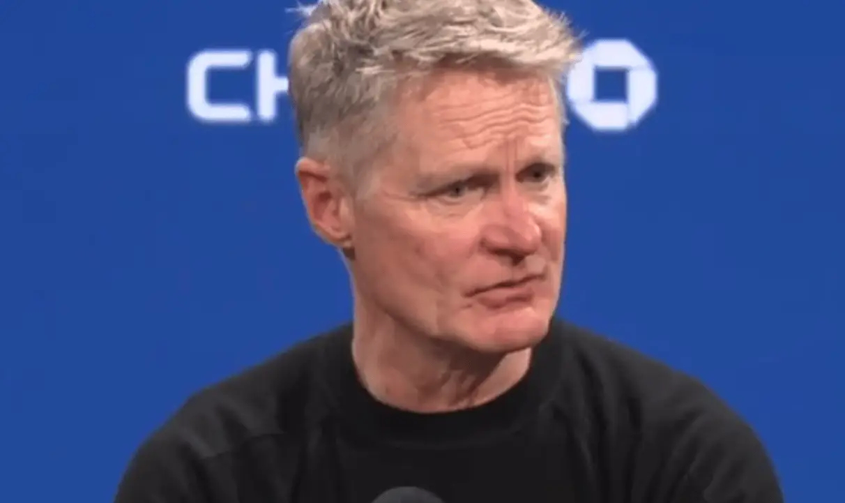 今天赛后采访科尔表示：“我想确保的是，在比赛关键阶段我们要更多把球交给巴特勒。”