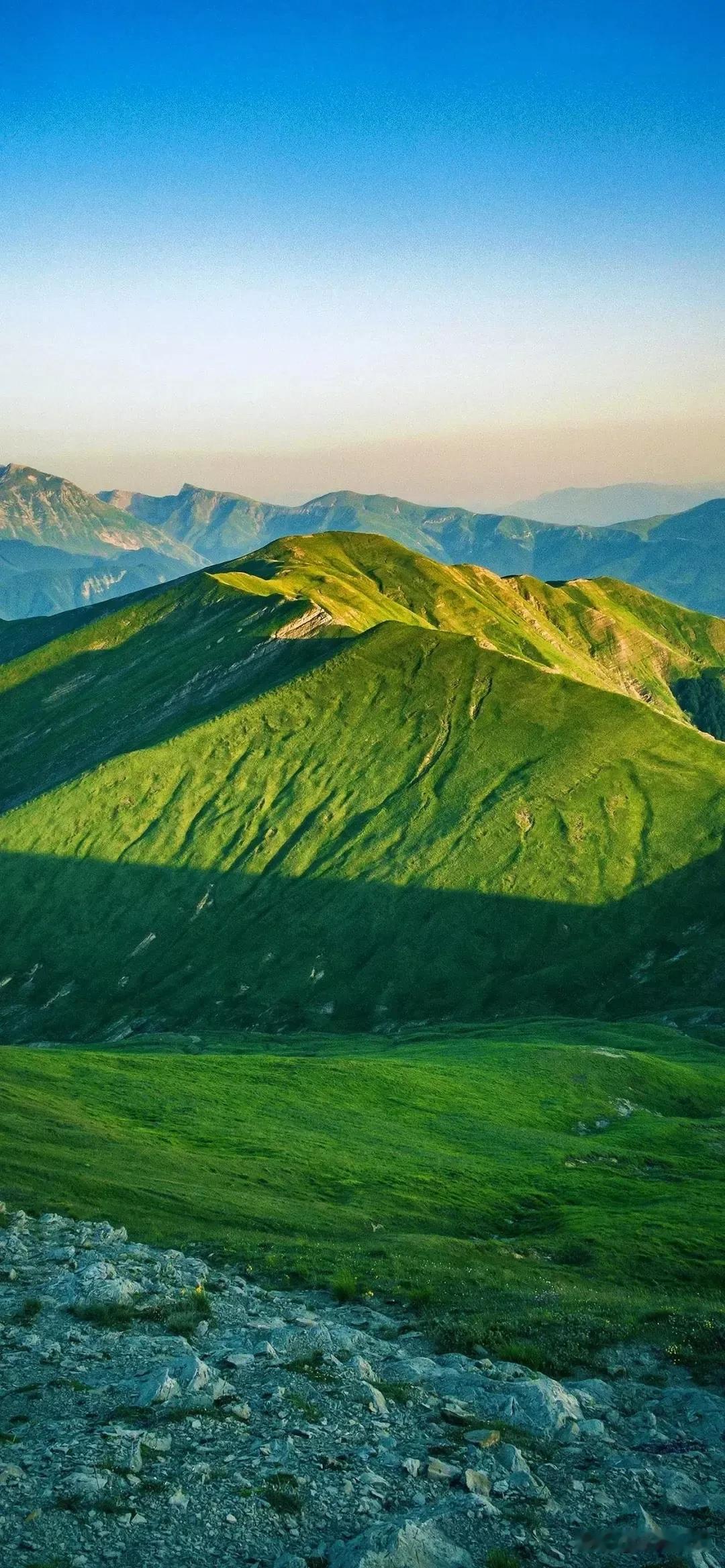一位哲人所说：“真正的成长，不是变得坚硬去抵抗生活，而是变得柔软去接纳生活。”学