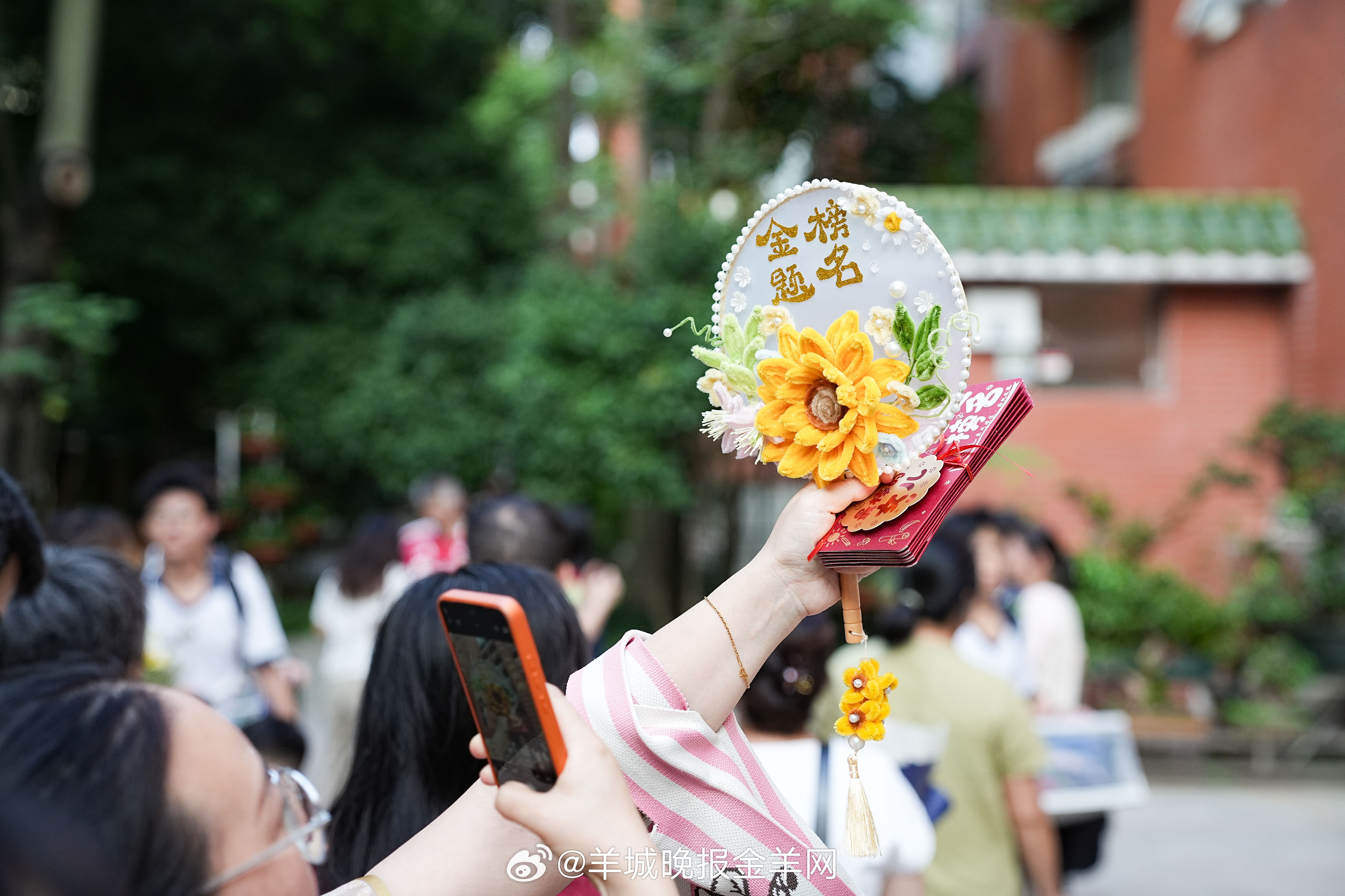 #早安#空气里有一种说不出的紧张和期待，像暴风雨前的宁静，又像花开前的那一秒屏息