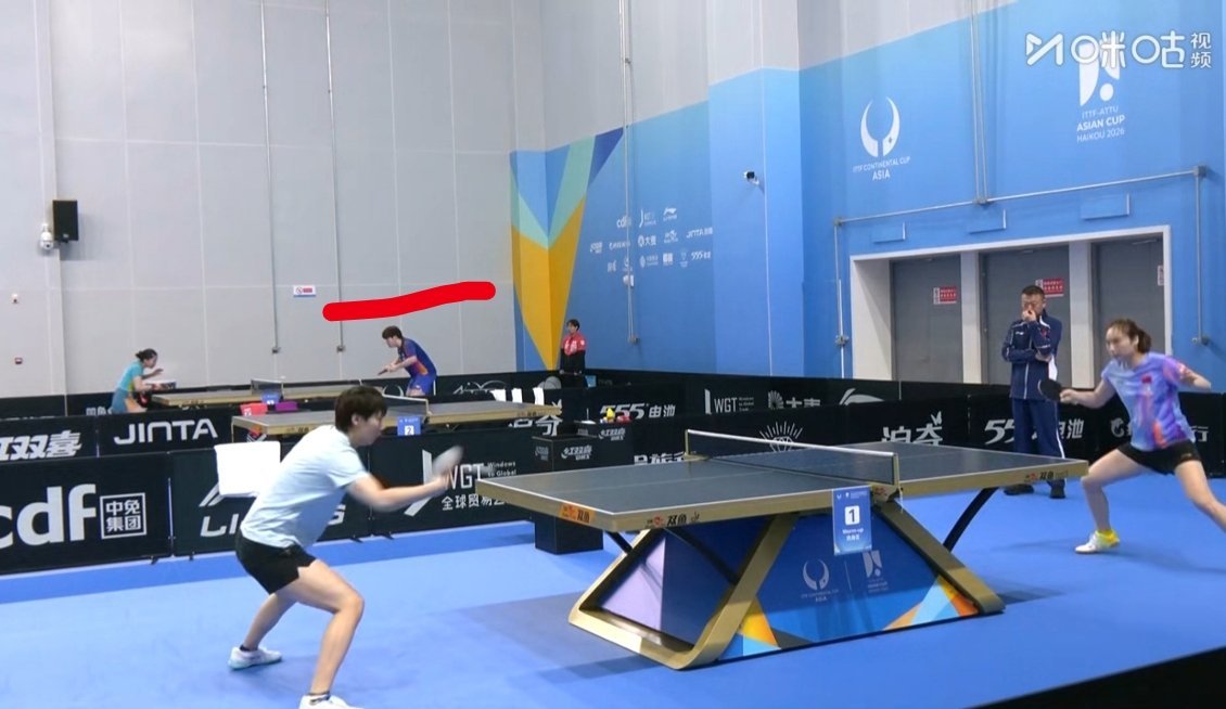 对手在练反手接发球 