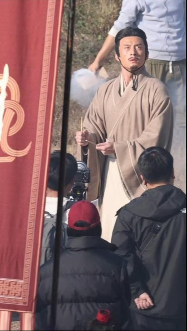 虽然刘98这个头套有点诡异，但这可是嘻嘻踢微啊