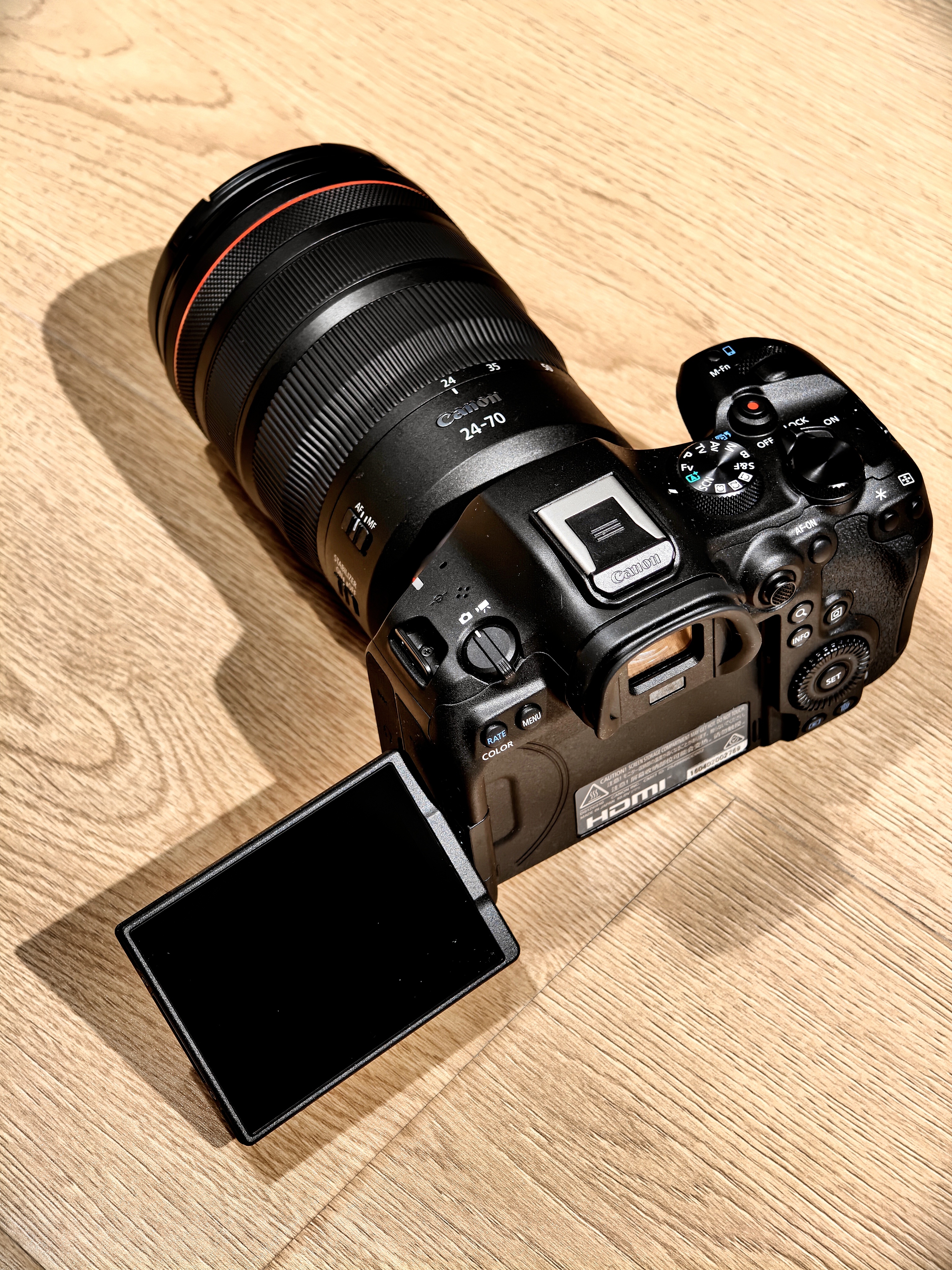 佳能说很喜欢看我视频，但发现被人都有佳能相机，而阿兔没有，所以大手一挥，给我安排