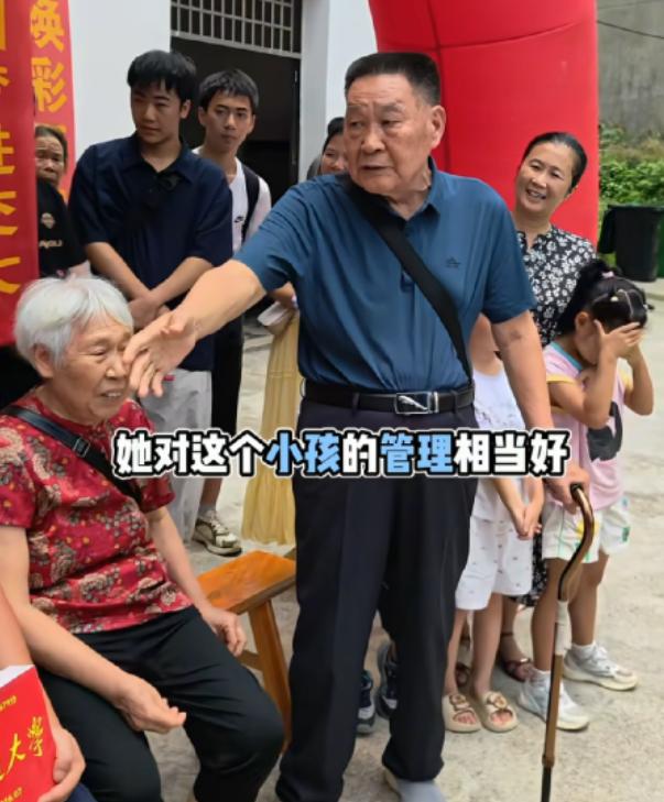 湖南一场升学宴上，83 岁的老人一开口，全场都安静了。孙子考上上海交大，换别人早