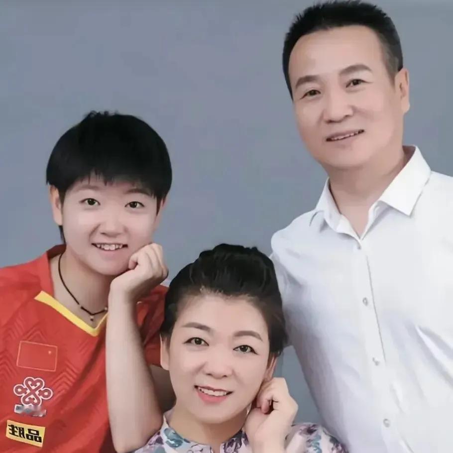 过年回家
看望爸妈
爸爸是天
高耸挺拔
妈妈是地
温淑贤达
女儿如水
妩媚春花?