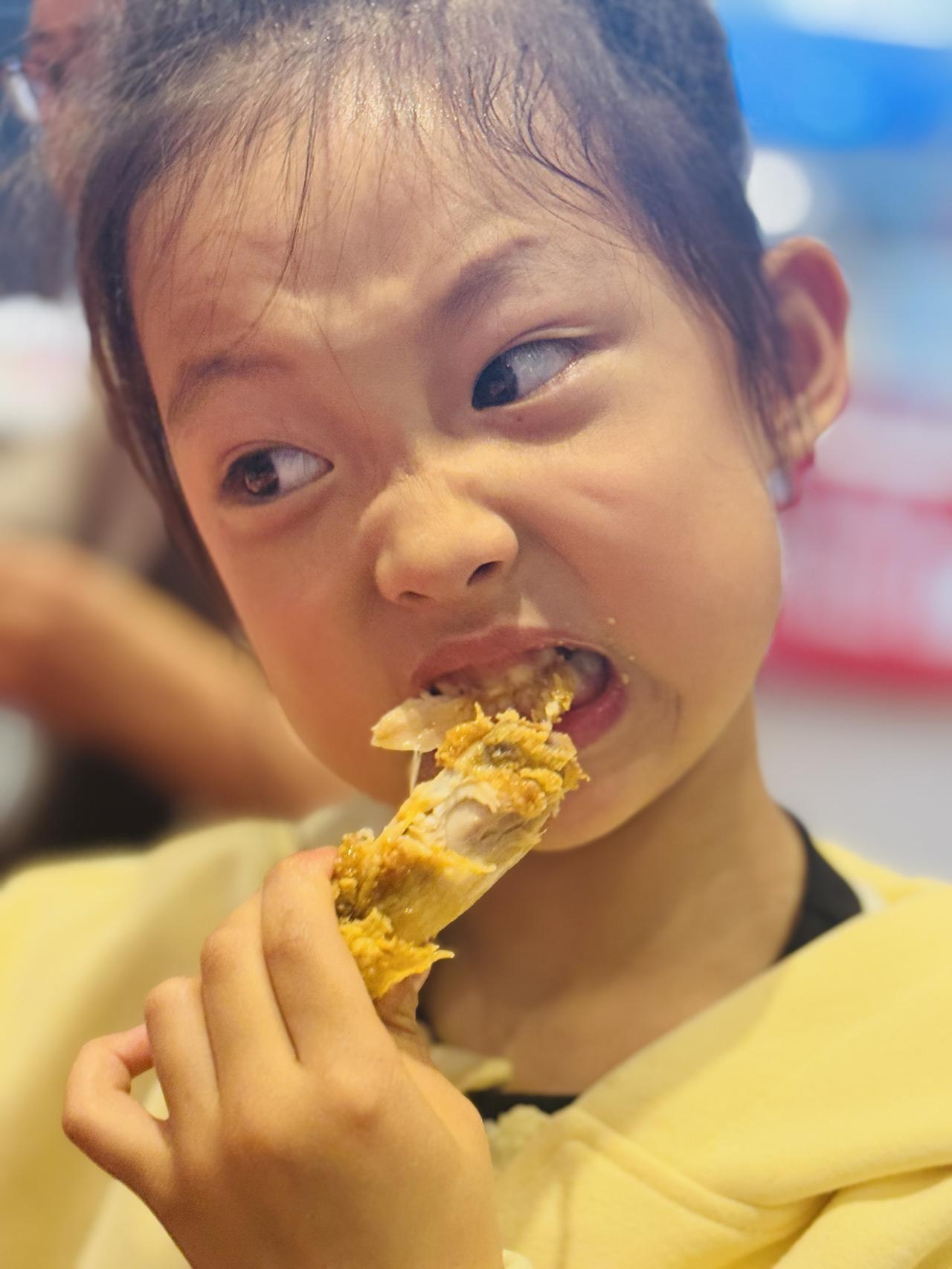 新西兰反潜巡逻机在黄海、东海海空域频繁抵近侦察滋扰，严重影响我海空安全，对此我们