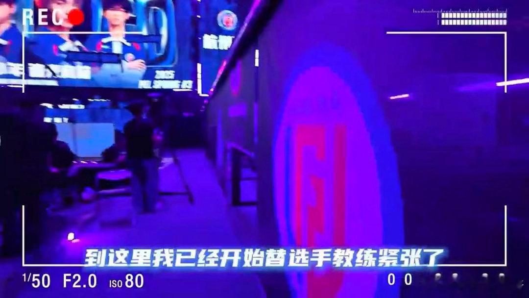 花傲天随队督战LGD来到澳门赛事现场陪伴LGD备战，花傲天体验了当地特色饮食，熟