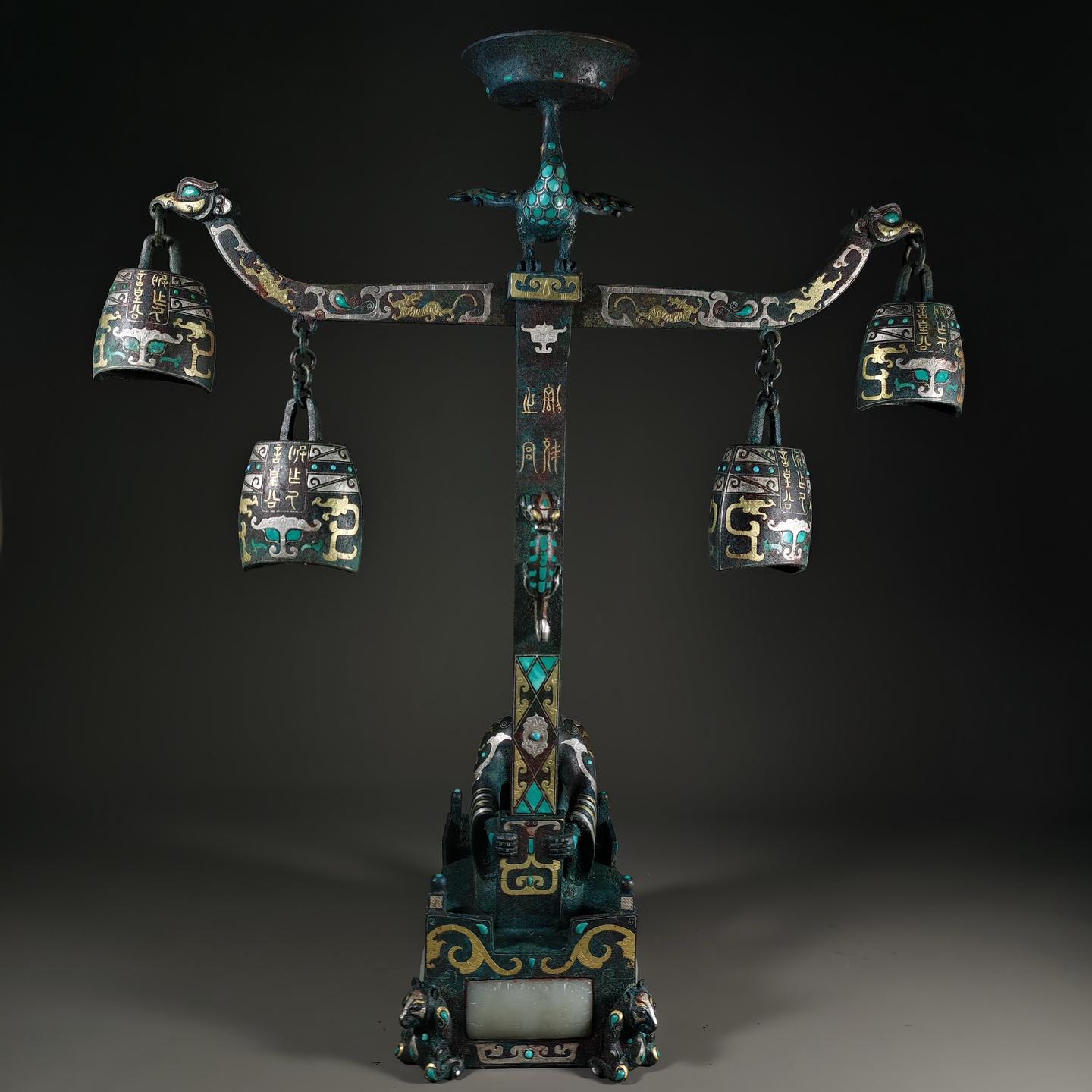 青铜错金银嵌玉宫人灯台。