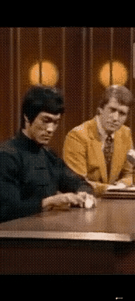 李小龙旁边坐的是不是特朗普[泪奔]