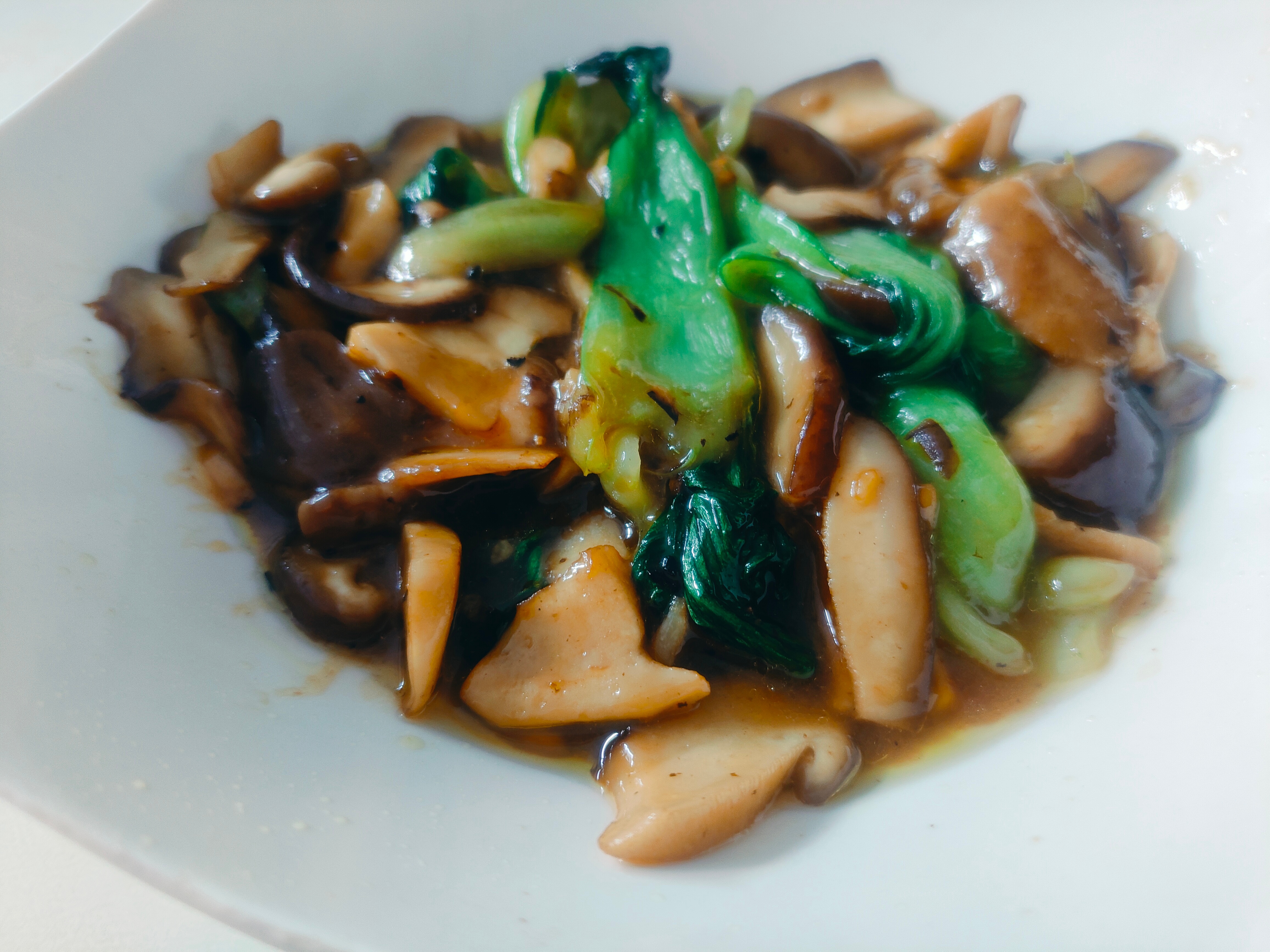 今天中午做了青菜炒香菇 