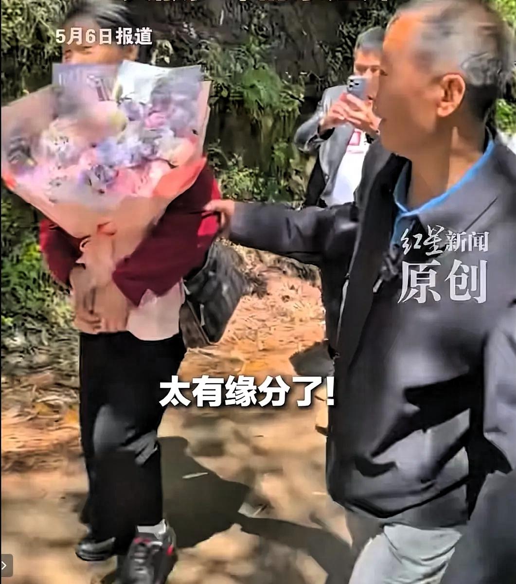 “太不可思议了”！四川，一男子正在刷短视频，他突然看到一女子，竟跟自己老婆长得十