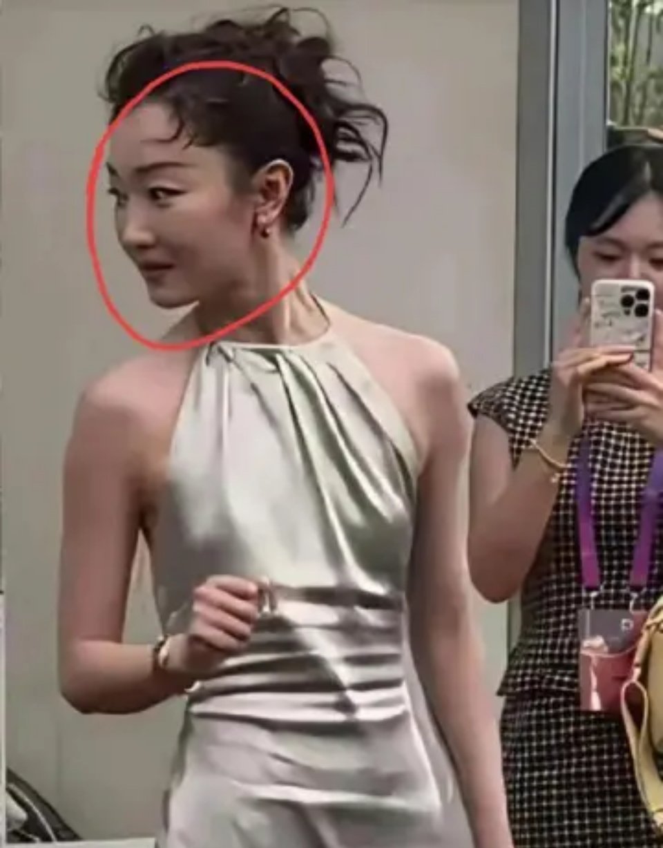 好心疼周冬雨，她瘦的像个小孩 