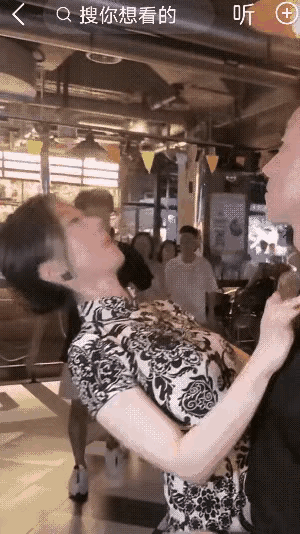 这舞姿真是开眼界，
俩人大幅晃呀晃～
不似跳舞似蠕动，
活像两只肉毛虫，
扭来扭