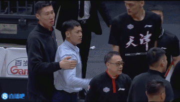 张庆鹏和张帆场边口角，陈国豪彻底打疯了，菜鸡互啄也诞生球场英雄

很多球迷都追捧