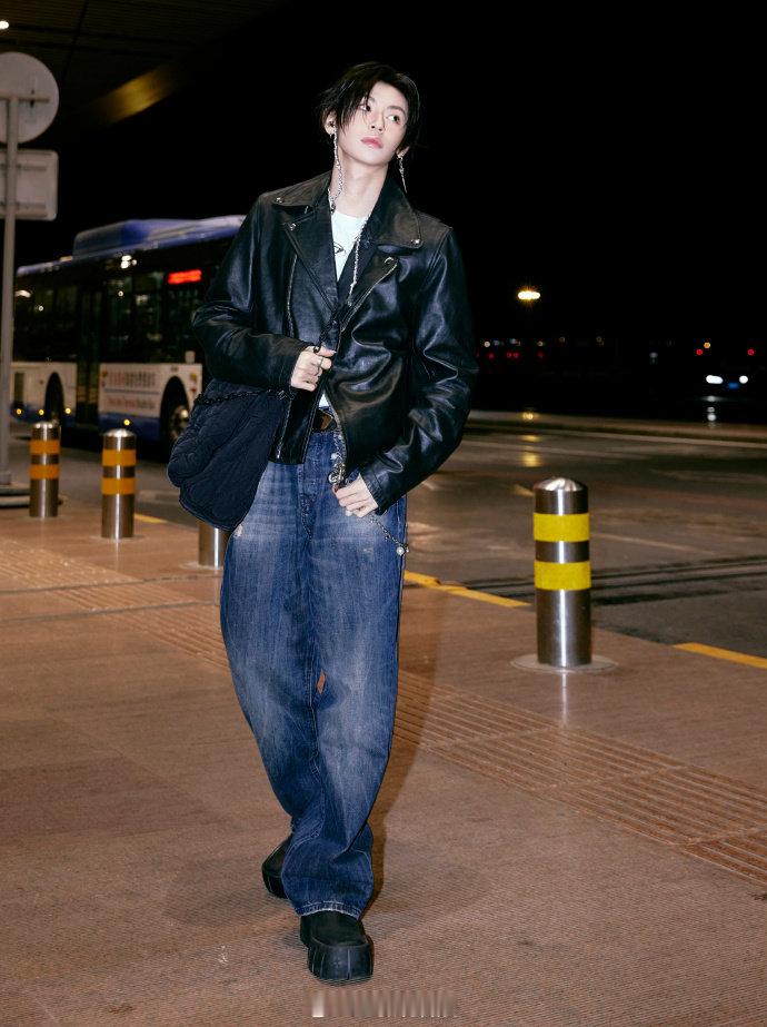 小鬼王琳凯长耳链 小鬼王琳凯出发米兰 机场即秀场！皮衣牛仔裤简单随性，但长耳链一