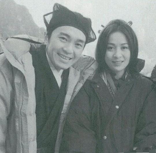 老照片：  摄于90年代，年纪轻轻的 星爷  与  年纪轻轻的刘嘉玲在某片场合影