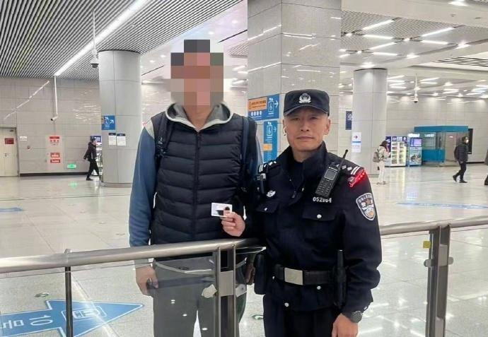 手机、挎包、身份证，一件件寻得失主的遗失物，一次次物归原主的小确幸[鼓掌] @北