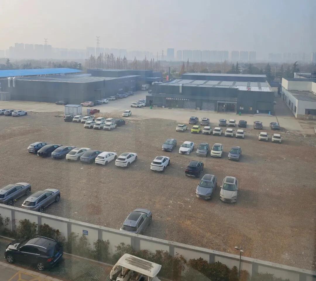 油车4S店都撤了，就只剩下比亚迪了，小区旁边本来是一大片4S店，原来的大众、丰田