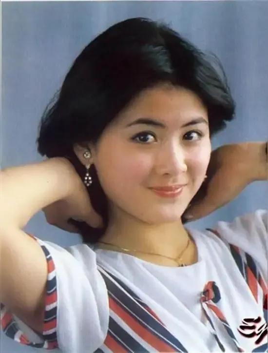 89年拍摄的电影《红楼梦》，一共分为六部。扮演贾宝玉的是一位女演员夏钦，有许多网