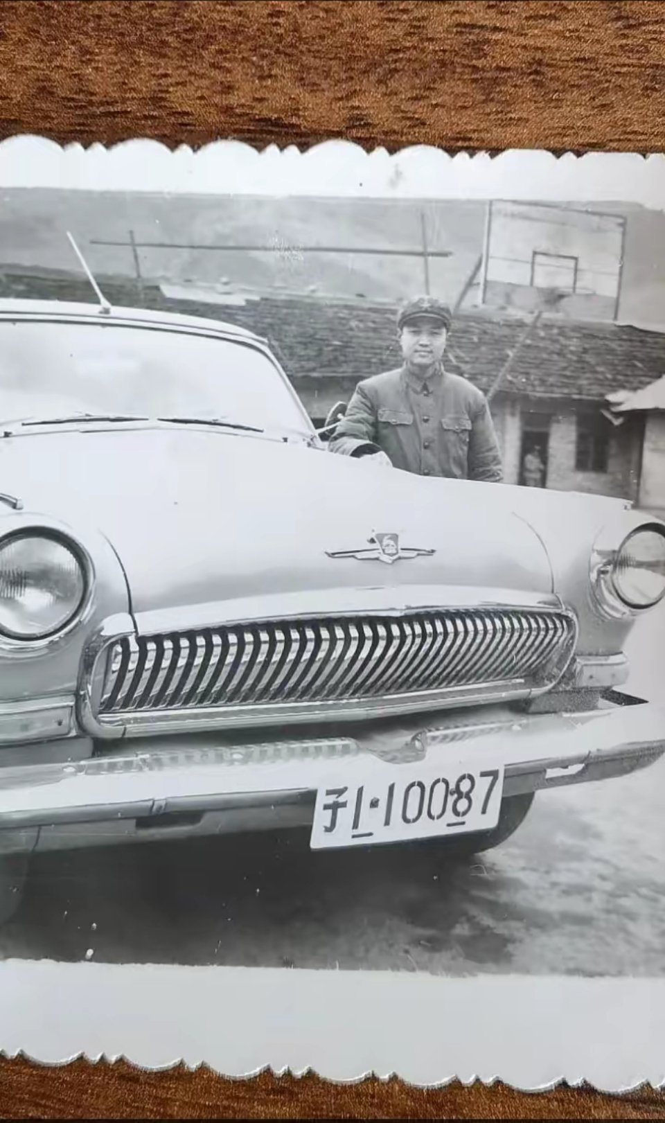 1972年基地司令的座驾，你们信吗？大家看看这辆轿车是什么品牌的？进口的还是国产