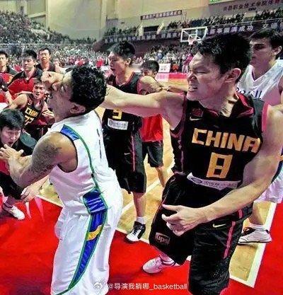 当年这个大冲突包括主教练邓华德在内的教练、领队等涉及的14人总罚款金额高达29万