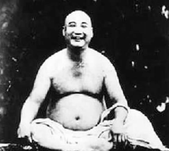 1954年，一名台湾和尚突发脑溢血死亡，弟子没有把他的遗体火化，反而放到一个缸里