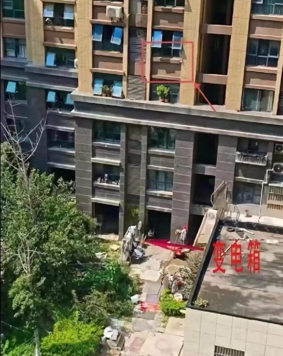 连云港母女坠楼风波：消防"只喷水不救人"？别急着骂，真相比眼泪更扎心

连云港这