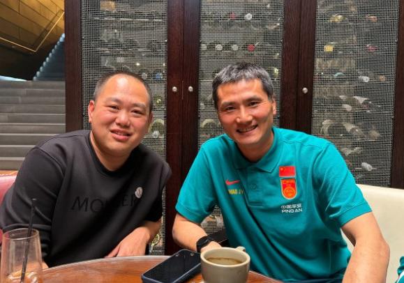 这回国足确实不一样了，纪律抓得紧，训练比赛酒店三点一线，连老朋友请吃饭都不能外出