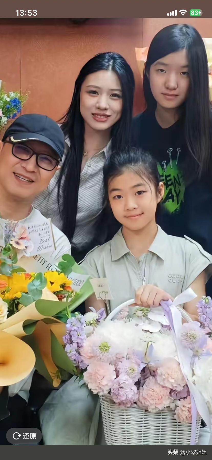 醒醒现在变得越来越漂亮了！
演出结束，汪峰骄傲得和女儿合影，记录女儿的成长过程！