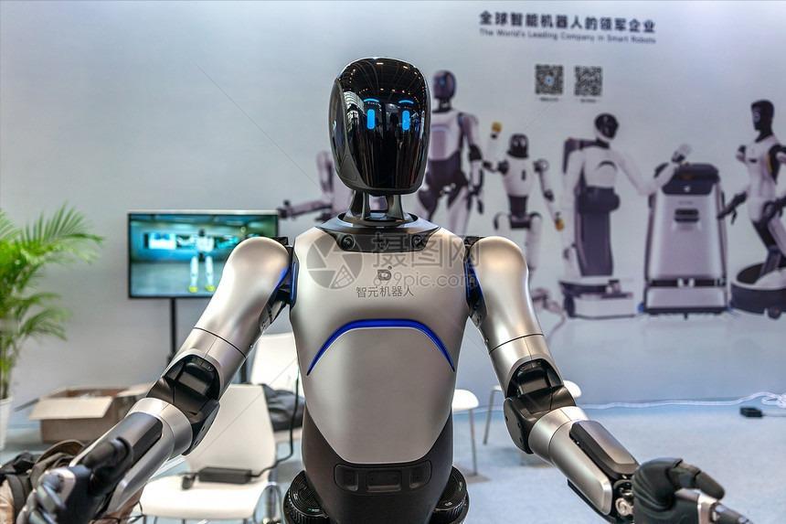 智元发布新型全尺寸人形机器人远征A3，真的有点让人眼前一亮。不再是那种只能摆摆样