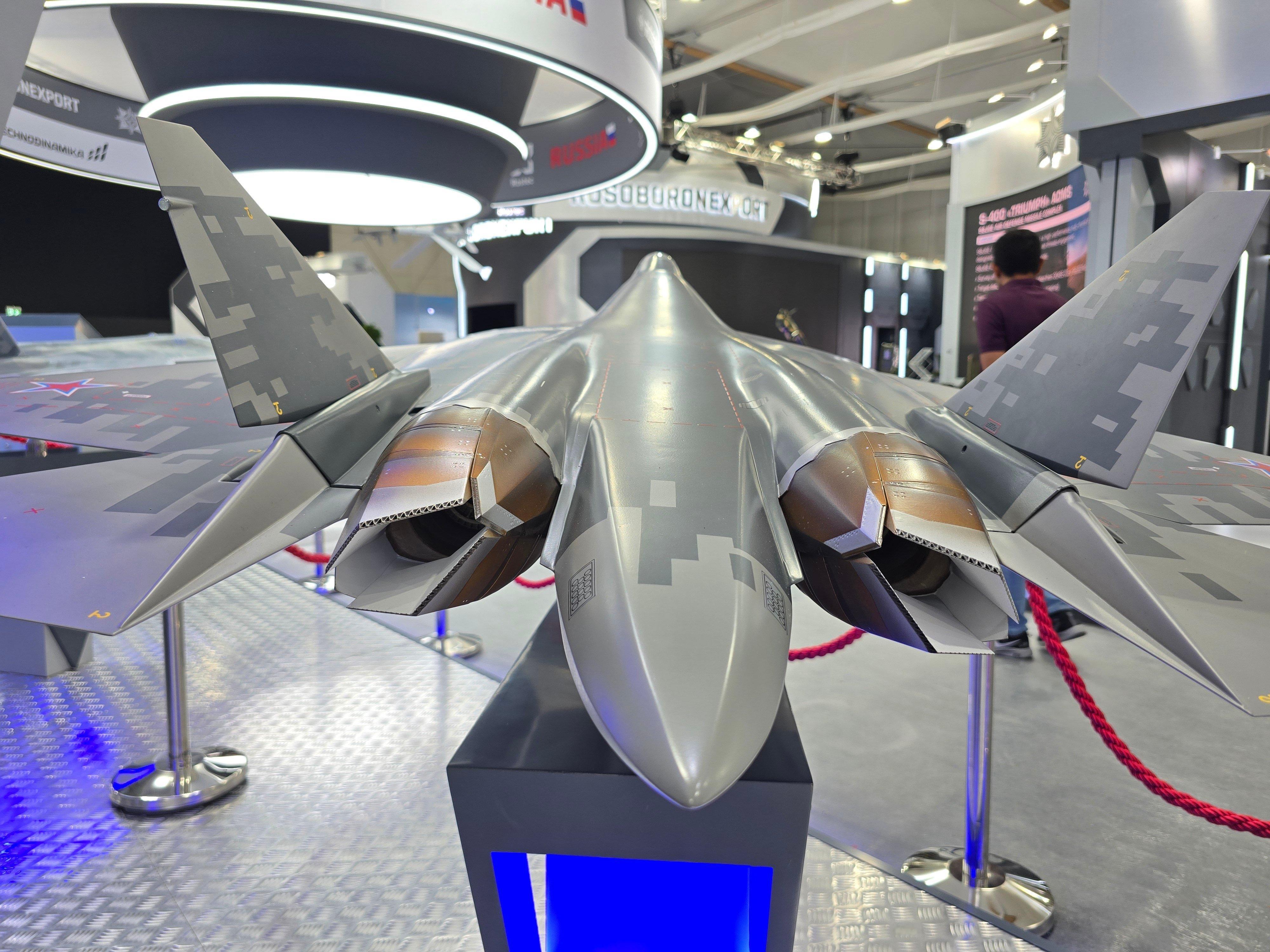 苏霍伊展示带二元矢量喷管的Su-57模型，不知道这能不能算完全体的Su-57M？