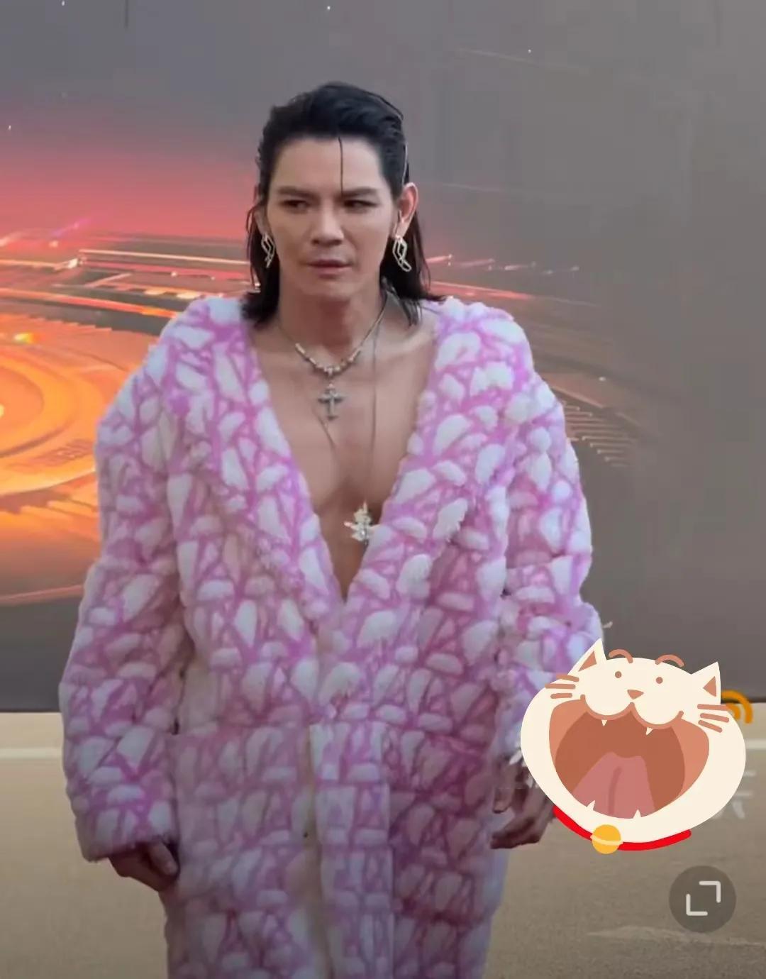 郭碧婷在家怎么也找不到她的浴袍，原来被向佐穿去视界大会了。真空深V露背，向佐在男