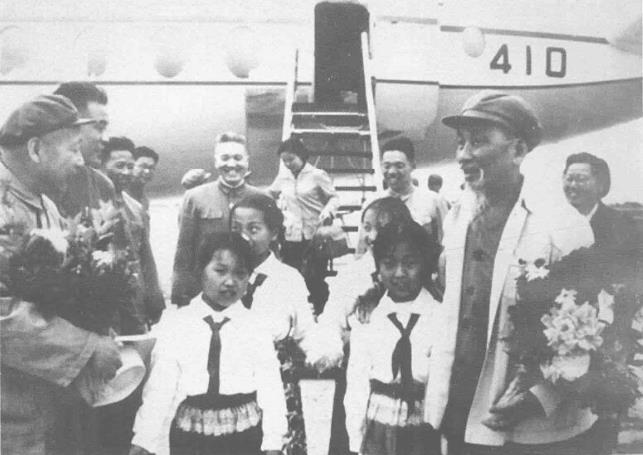 1965年伍修权(左一)在北京机场迎接越南劳动党主席胡志明(右二)