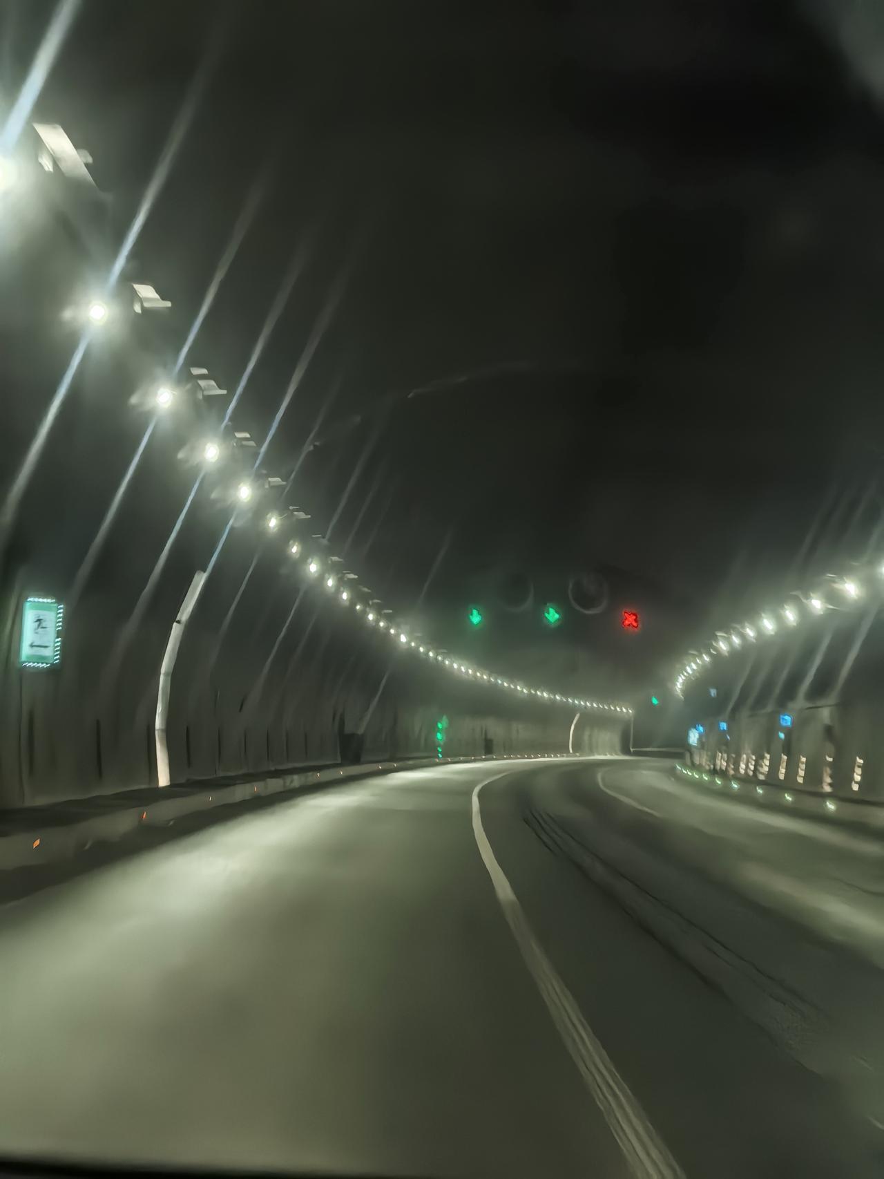 这回我学精了，半夜3点出发，一路畅通无阻，半个车都没有，只有路边的树和灯做伴，想