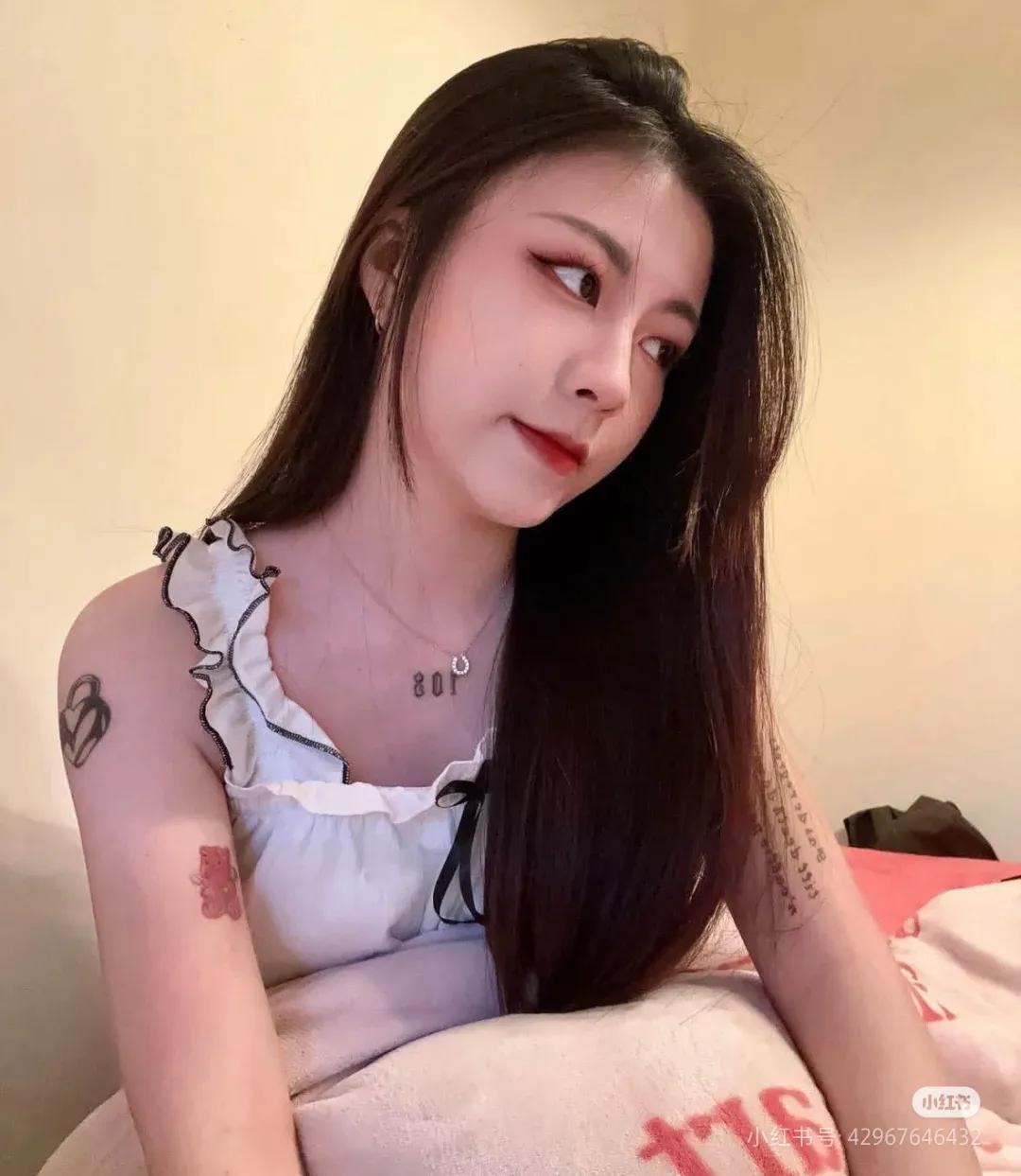 话说台湾近几年就推出了许多颜值和气质都相当不错的新晋博主，而小宸就是其中之一。凭