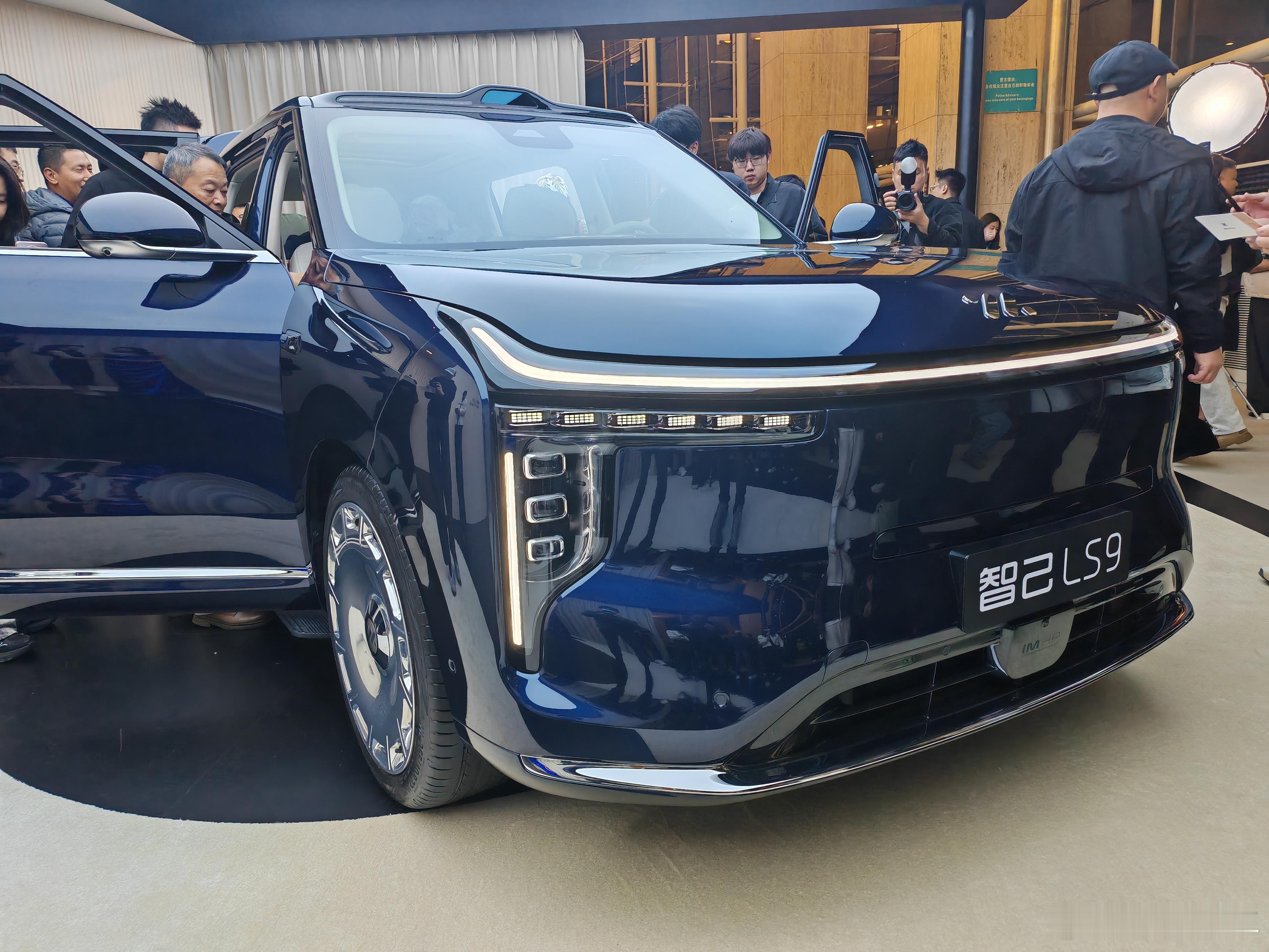 上汽旗舰·智己LS9 全系皆 Ultra, 入门即巅峰比小型车更灵活，比五座车更