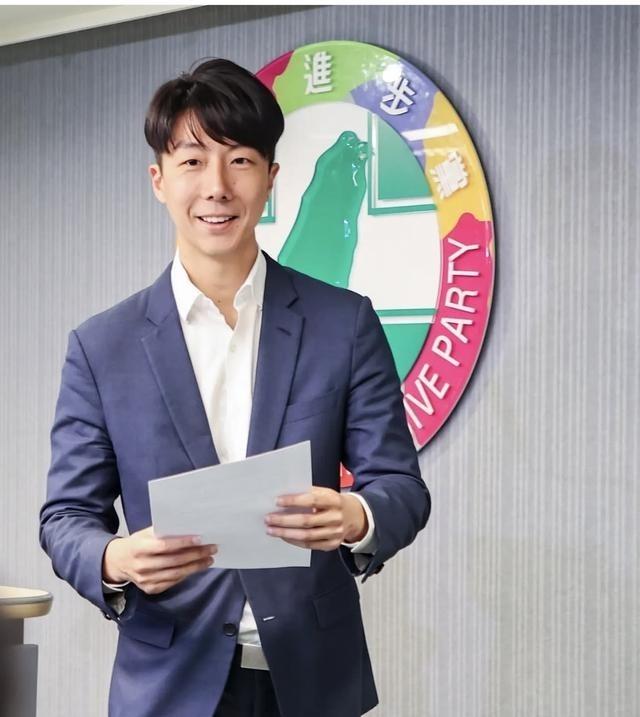 民进党发言人吴峥慌了！敢信吗？一个民进党发言人竟在电视节目上公然宣称自己就算是“