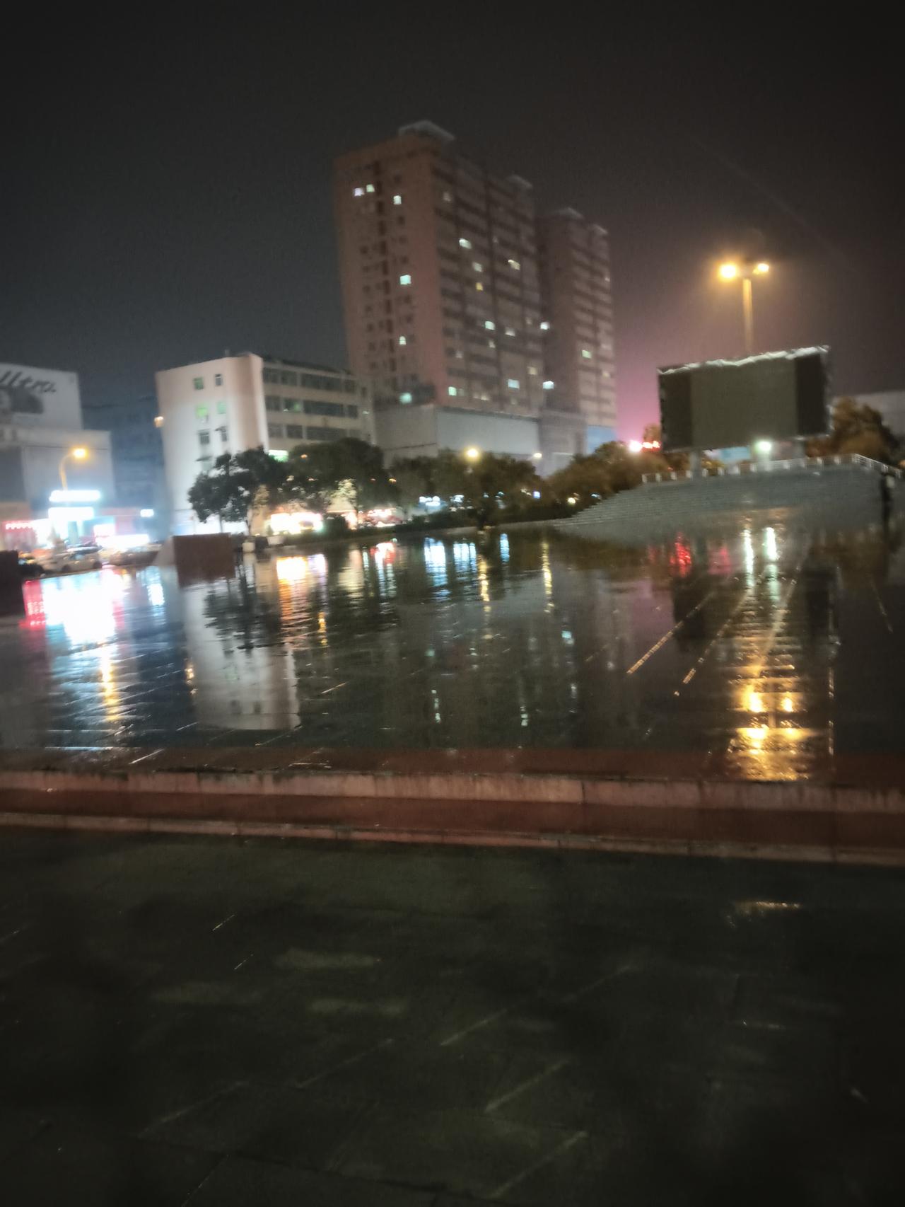 集卡领红包你还别说在这个夜晚下着小雨的情况下，灯光秀还是很漂亮的。特别是在广场采