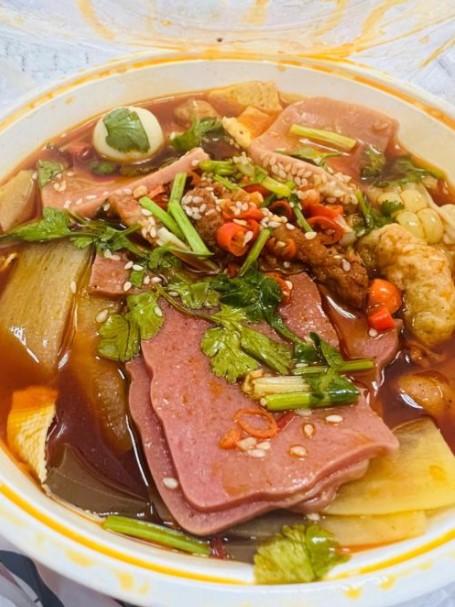 大家是不是每天都在这么做：中午没吃完的毛血旺、红烧肉，连汤带塑料外卖盒一股脑塞进
