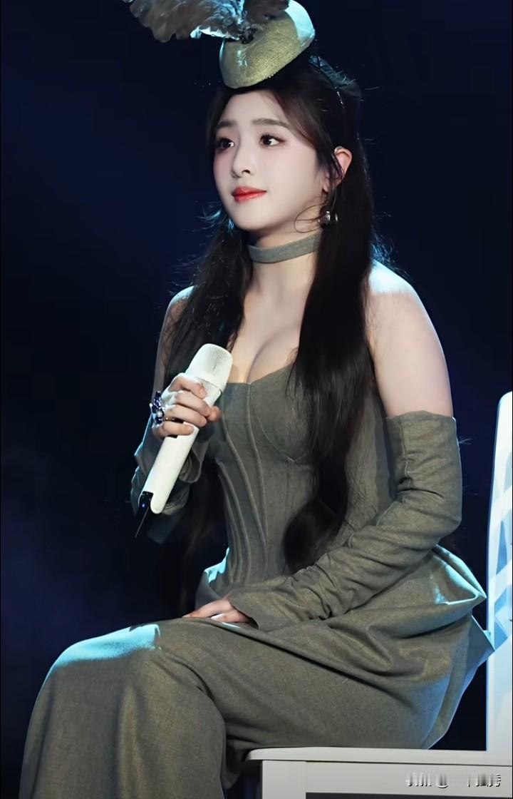 初代超女张含韵，还是那么清甜年轻漂亮！
张含韵可以说是首届超女中形象最漂亮的一个