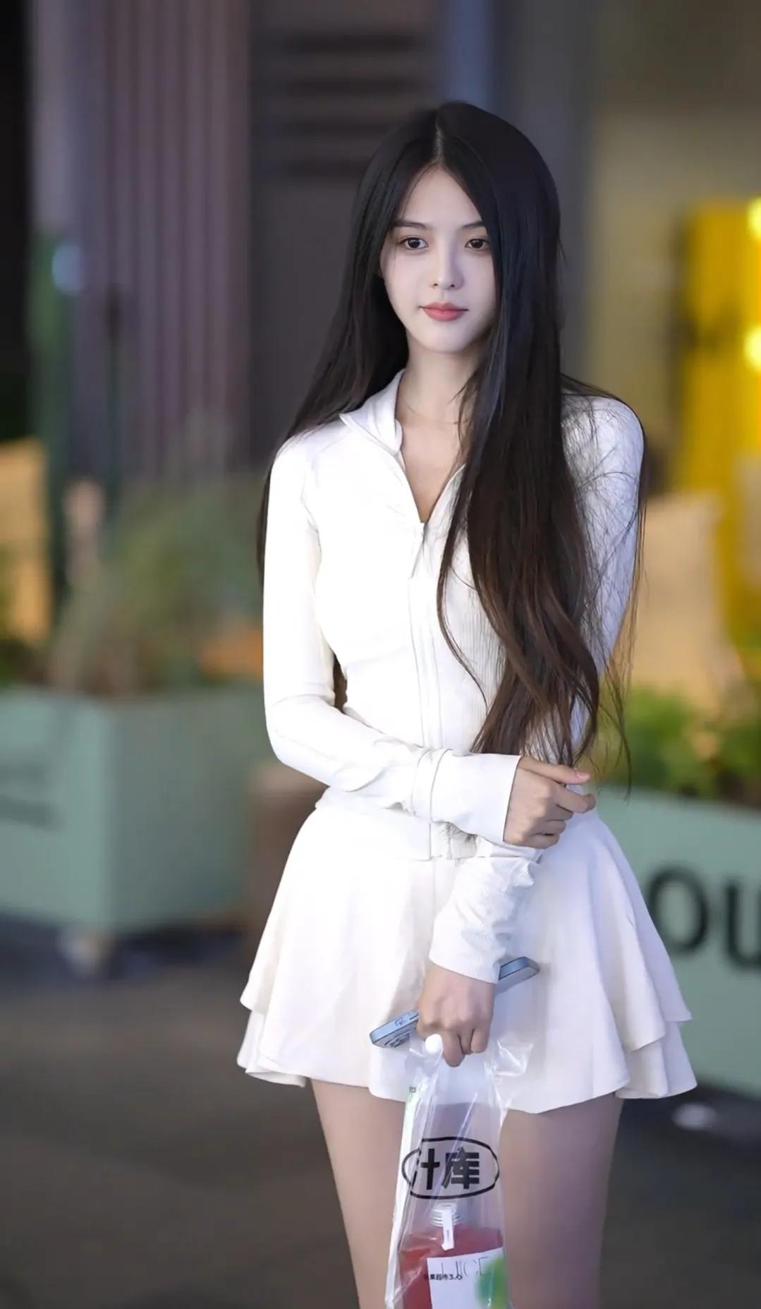 如果你开车遇到这样一位美女大半夜站在路边你会不会被吓到？