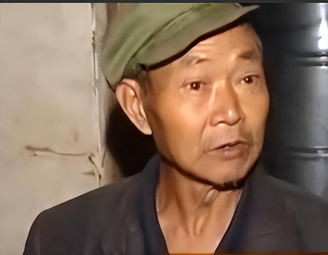 四川渠县，一间漏风的土屋里，七十多岁的爷爷每天要做同一件事：端一盆盐水，捏起那把