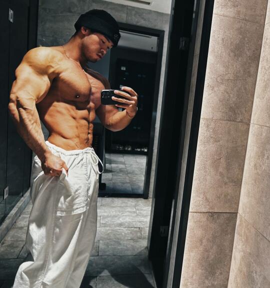 恶心的肌肉男.