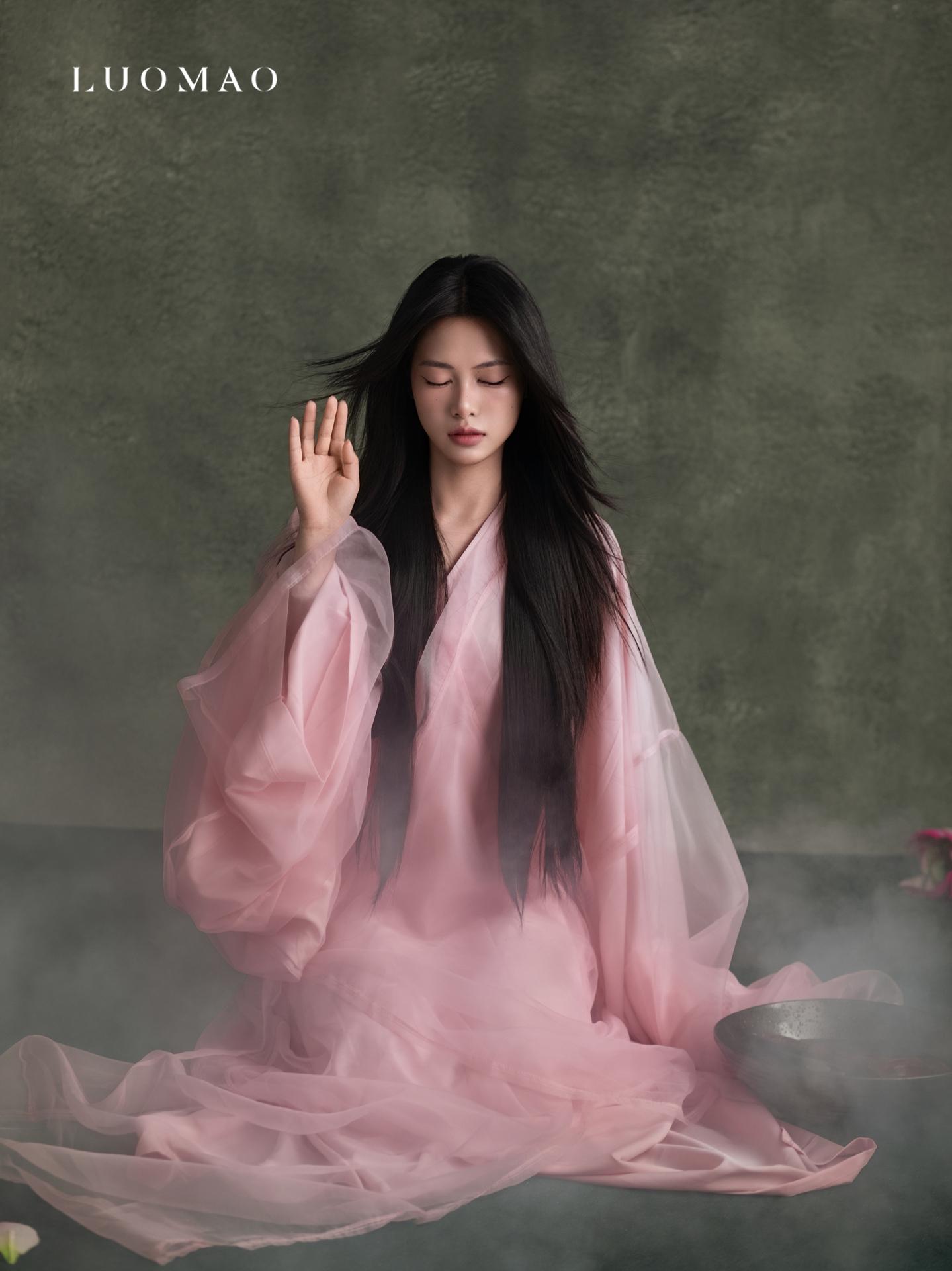 厦门写真｜禅意新中式荷花少女，清冷感写真。一袭粉纱💖  青丝垂落 在...